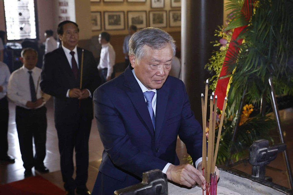 Chánh án Tòa án Nhân dân Tối cao Nguyễn Hòa Bình dâng hương tại Khu văn hóa tưởng niệm Bác Hồ. (Ảnh: Thống Nhất/TTXVN)