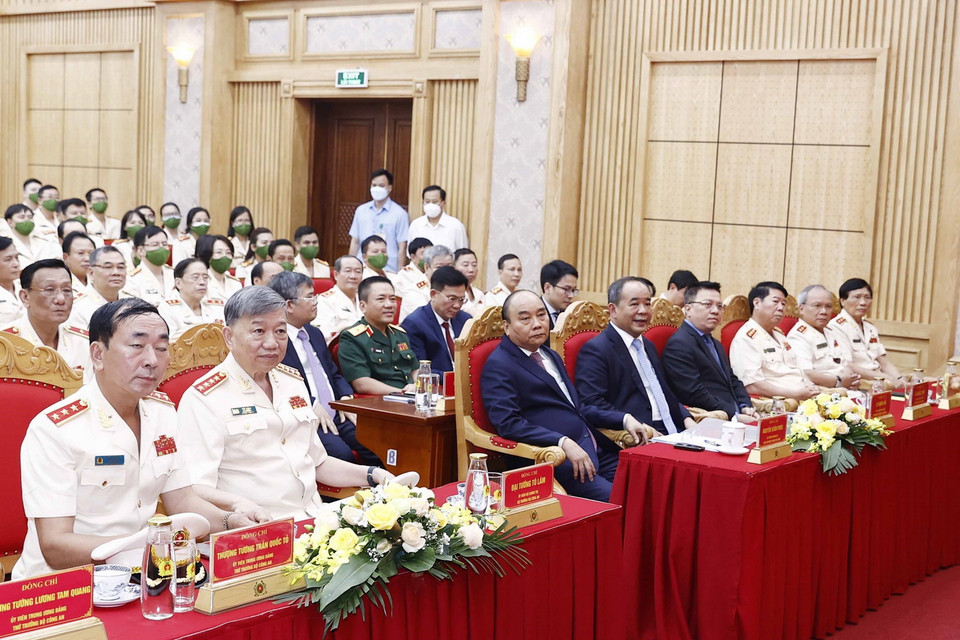 Chủ tịch nước Nguyễn Xuân Phúc với các đại biểu dự buổi làm việc. (Ảnh: Thống Nhất/TTXVN)