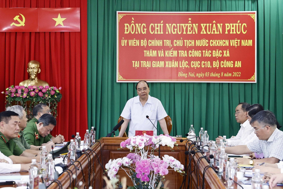 Chủ tịch nước Nguyễn Xuân Phúc làm việc với Ban Giám thị Trại giam Xuân Lộc. (Ảnh: Thống Nhất/TTXVN)