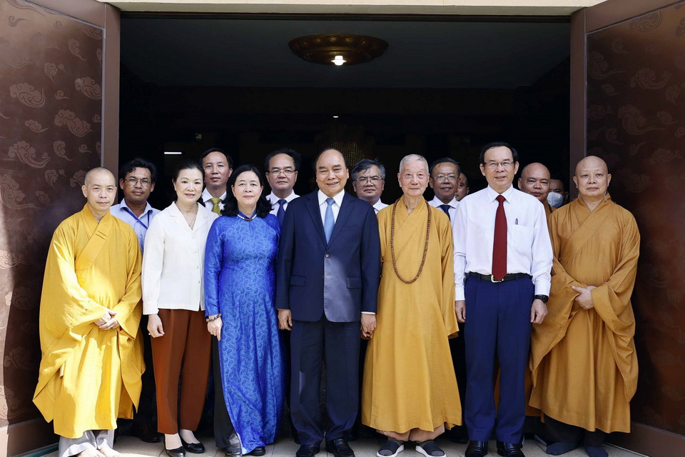 Chủ tịch nước Nguyễn Xuân Phúc chụp ảnh tại chùa Huê Nghiêm. (Ảnh: Thống Nhất/TTXVN) 