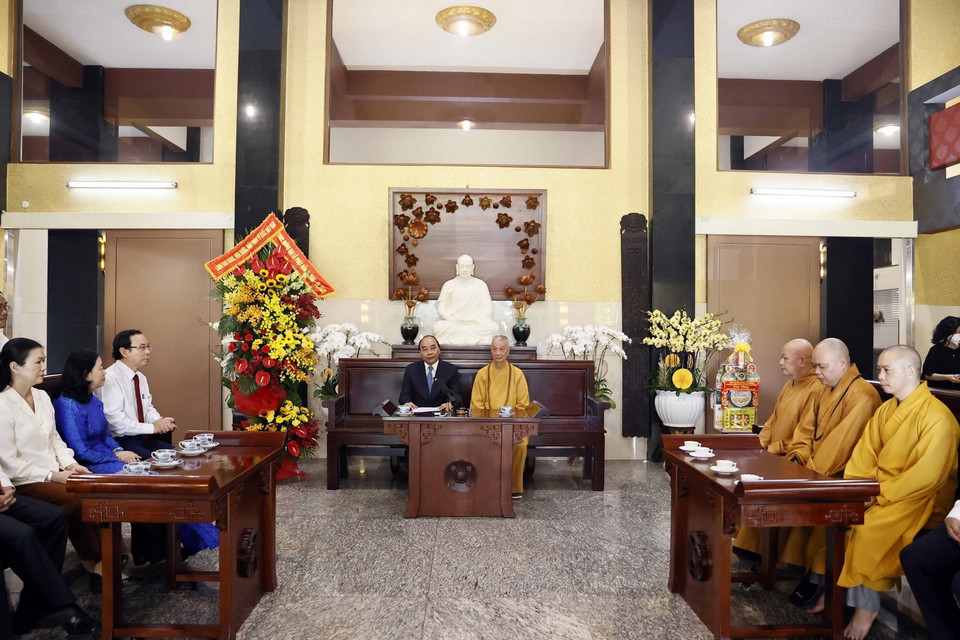 Chủ tịch nước Nguyễn Xuân Phúc nói chuyện tại chùa Huê Nghiêm. (Ảnh: Thống Nhất/TTXVN) 