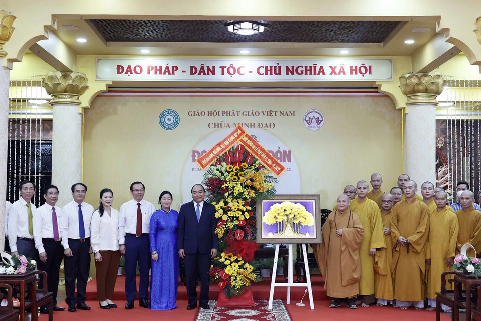 Chủ tịch nước Nguyễn Xuân Phúc cùng Lãnh đạo TP.HCMthăm chùa Minh Đạo. (Ảnh: Thống Nhất/TTXVN) 