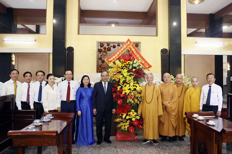 Chủ tịch nước Nguyễn Xuân Phúc thăm chùa Huê Nghiêm. (Ảnh: Thống Nhất/TTXVN) 