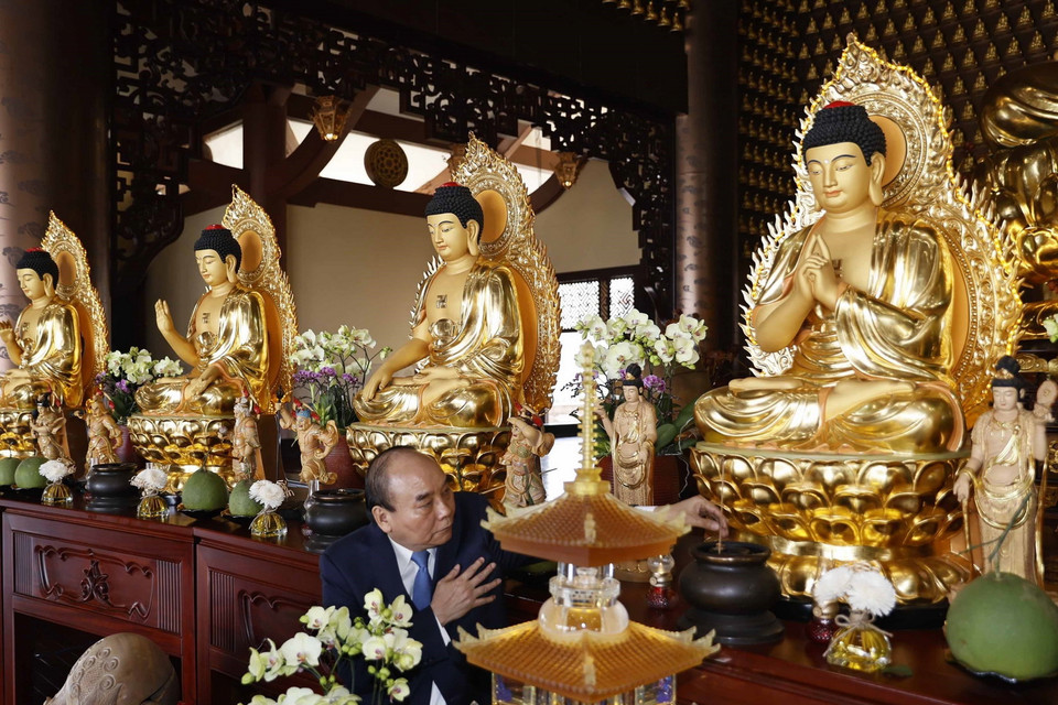 Chủ tịch nước Nguyễn Xuân Phúc dâng hương tại chùa Huê Nghiêm. (Ảnh: Thống Nhất/TTXVN) 