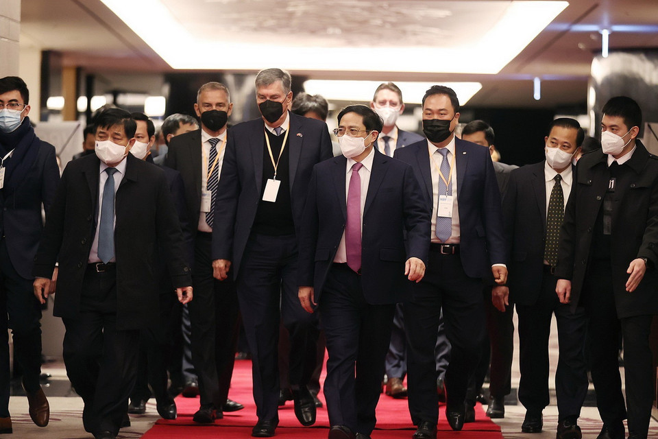  Thủ tướng Phạm Minh Chính đến dự Phiên cấp cao Diễn đàn doanh nghiệp Việt Nam thường niên (VBF). (Ảnh: Dương Giang/TTXVN)