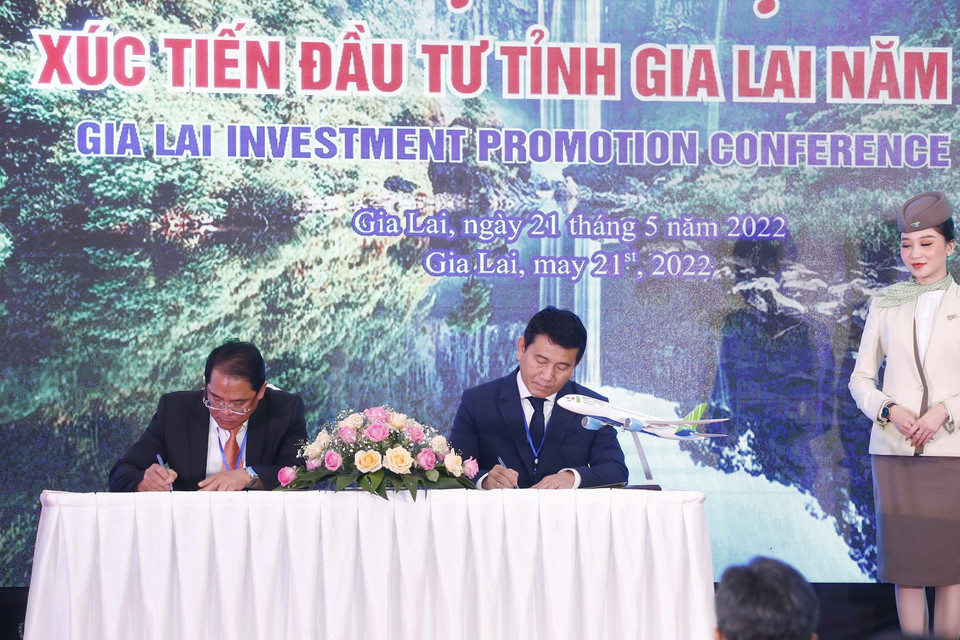 Ký thỏa thuận hợp tác giữa UBND tỉnh Gia Lai và Công ty Cổ phần Hàng không Tre Việt. (Ảnh: Văn Điệp/TTXVN)