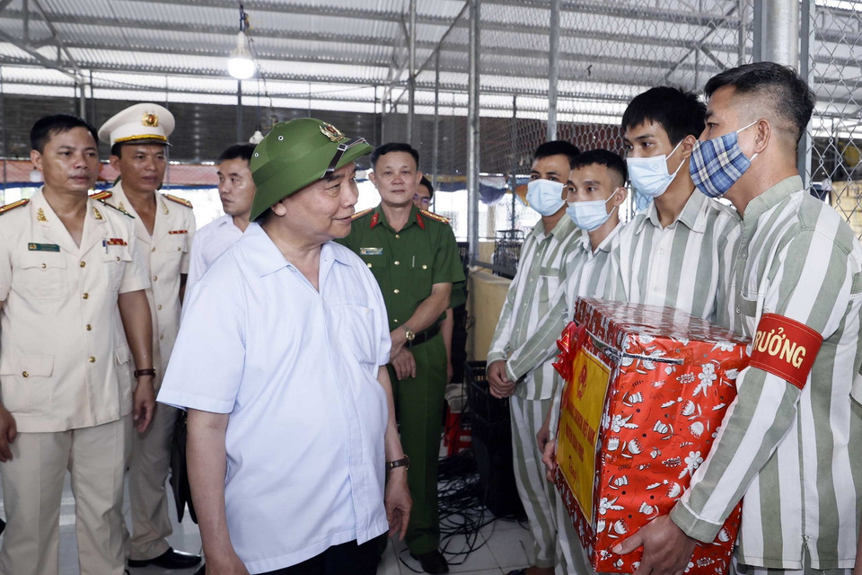 Chủ tịch nước Nguyễn Xuân Phúc tặng quà cho các phạm nhân trong diện thuộc đặc xá. (Ảnh: Thống Nhất/TTXVN)