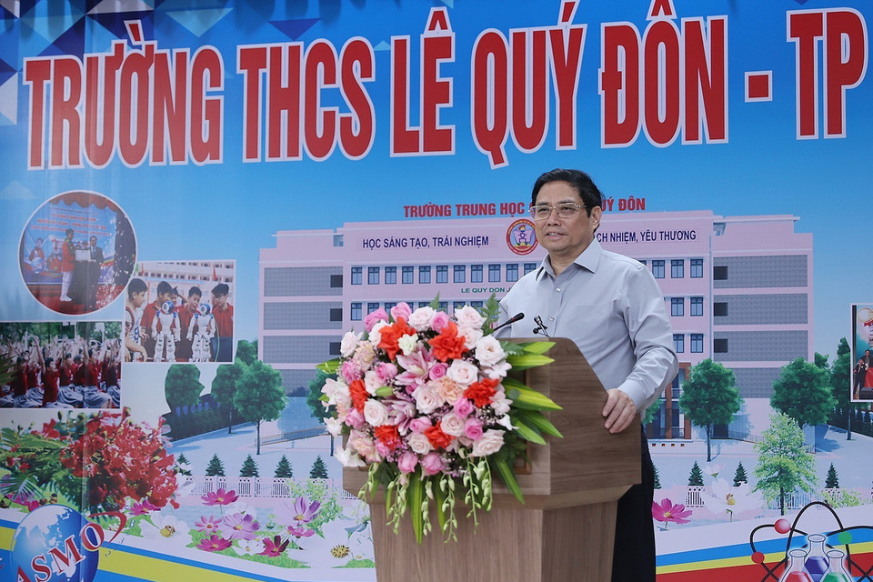 Thủ tướng Phạm Minh Chính phát biểu động viên, chúc mừng giáo viên, học sinh cụm liên trường học thành phố Lào Cai. (Ảnh: Dương Giang/TTXVN)