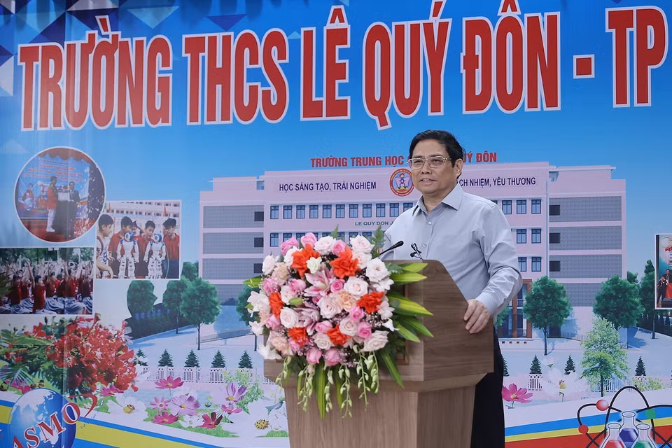 Thủ tướng Phạm Minh Chính phát biểu động viên, chúc mừng giáo viên, học sinh cụm liên trường học thành phố Lào Cai. (Ảnh: Dương Giang/TTXVN)