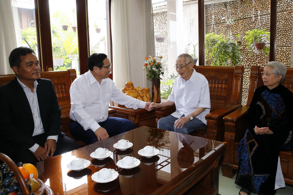 Thủ tướng Phạm Minh Chính thăm, tặng quà cán bộ lão thành cách mạng Ngô Thành, nguyên Phó Bí thư Tỉnh ủy Gia Lai. (Ảnh: Văn Điệp/TTXVN)