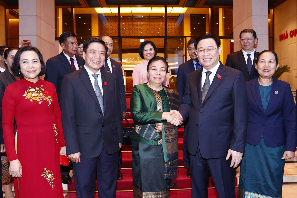 Chủ tịch Quốc hội Vương Đình Huệ với đoàn đại biểu Quốc hội Lào. (Ảnh: Doãn Tấn/TTXVN)