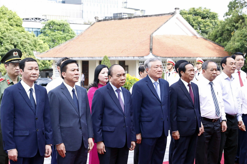 Chủ tịch nước Nguyễn Xuân Phúc dâng hương, hoa tại Khu văn hóa tưởng niệm Bác Hồ. (Ảnh: Thống Nhất/TTXVN) 