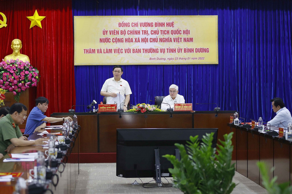 Chiều 23/1, Chủ tịch Quốc hội Vương Đình Huệ phát biểu tai buổi làm việc với Ban Thường vụ Tỉnh ủy Bình Dương. (Ảnh: Doãn Tấn/TTXVN)