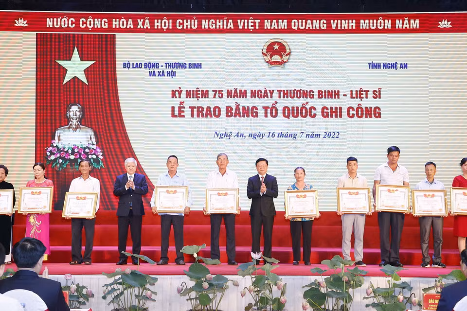 Chủ tịch UBTƯ MTTQ Việt Nam Đỗ Văn Chiến và Bí thư Tỉnh uỷ Nghệ An Thái Thanh Quý trao Bằng Tổ quốc ghi công cho thân nhân các gia đình liệt sĩ. Ảnh: Doãn Tấn - TTXVN