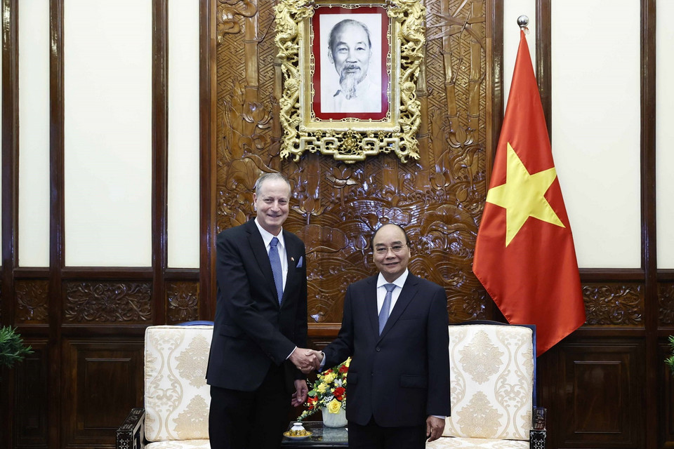 Chủ tịch nước Nguyễn Xuân Phúc và Đại sứ Israel Yaron Mayer. (Ảnh: Thống Nhất/TTXVN)