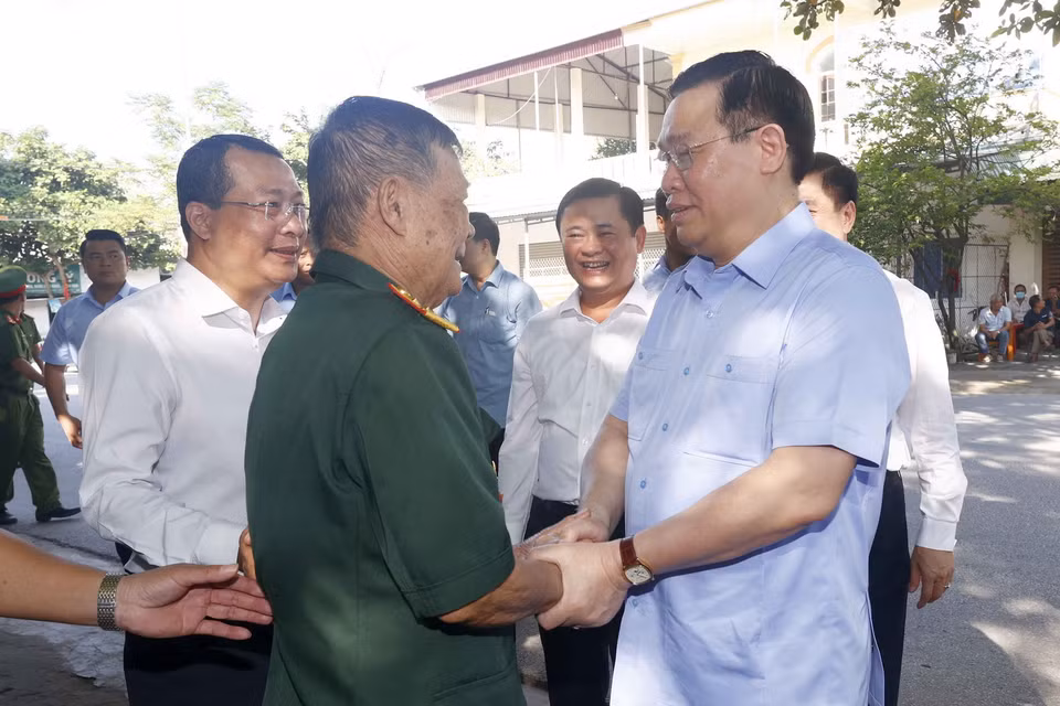 Chủ tịch Quốc hội Vương Đình Huệ thăm gia đình Anh hùng lực lượng Vũ trang, thương binh 3/4 Đoàn Minh Nguyệt, tại xóm 9, xã Nghi Phong, huyện Nghi Lộc. (Ảnh: Doãn Tấn/TTXVN)
