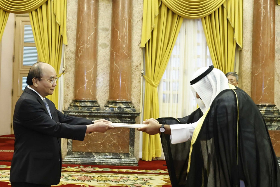 Chủ tịch nước Nguyễn Xuân Phúc tiếp nhận Quốc thư của Đại sứ Kuwait Yousef Ashour Al- Sabbagh. (Ảnh: Thống Nhất/TTXVN)