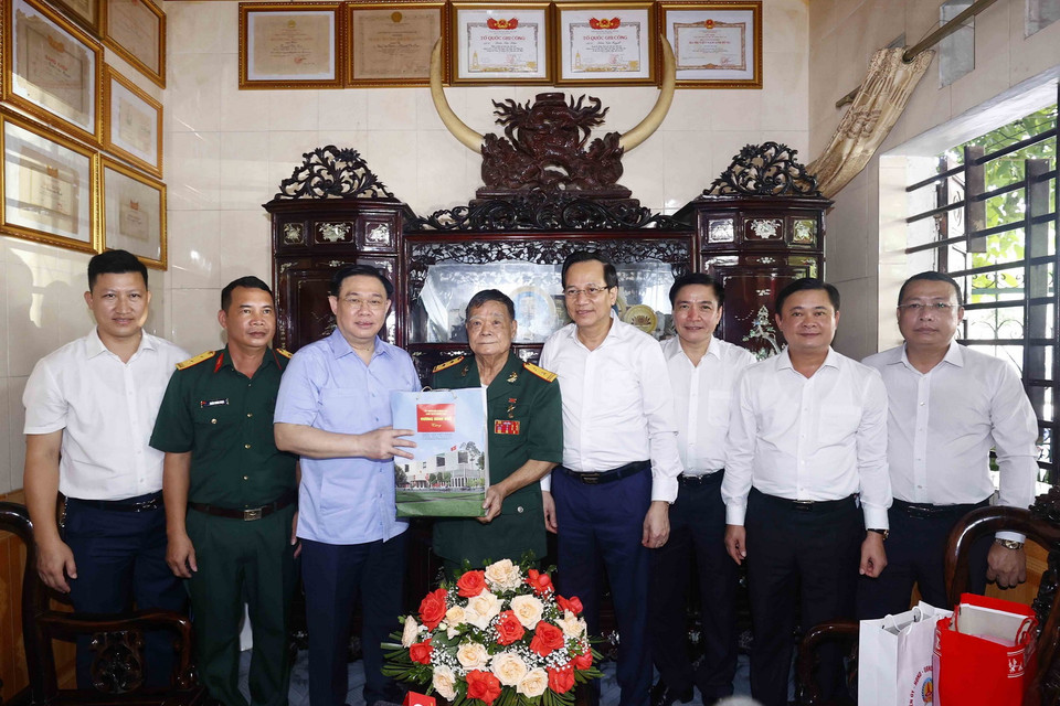 Chủ tịch Quốc hội Vương Đình Huệ thăm gia đình Anh hùng lực lượng vũ trang, thương binh 3/4 Đoàn Minh Nguyệt, xã Nghi Phong, huyện Nghi Lộc. (Ảnh: Doãn Tấn/TTXVN)