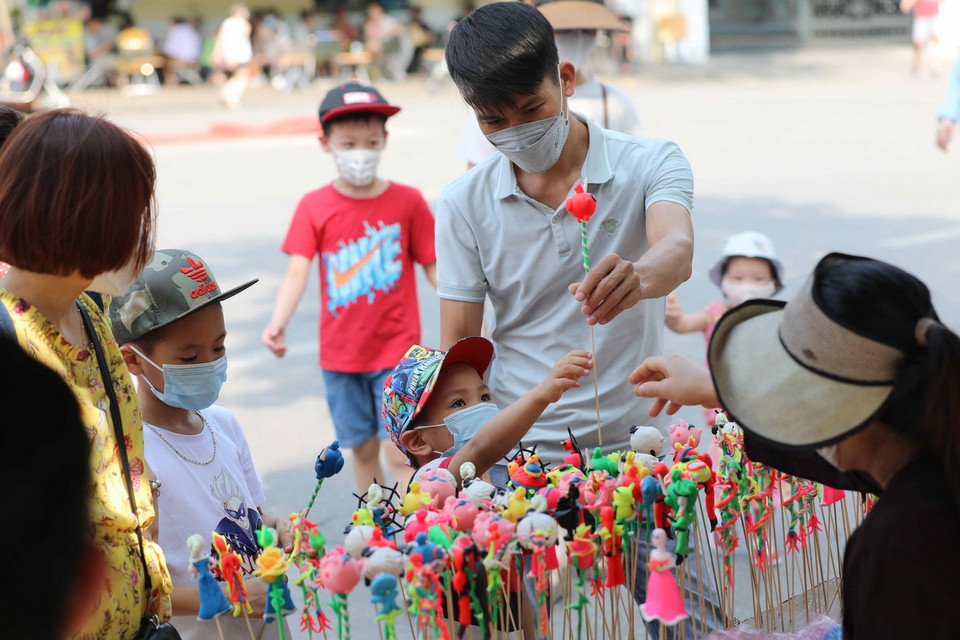 Trẻ em hào hứng với món đồ chơi tò he. (Ảnh: Thanh Tùng/TTXVN)