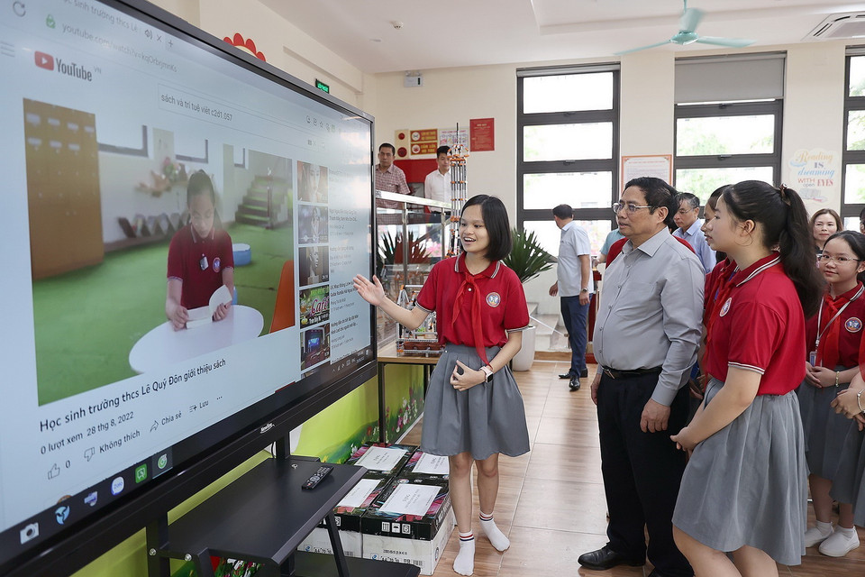 Thủ tướng Phạm Minh Chính thăm cơ sở vật chất cụm liên trường học thành phố Lào Cai. (Ảnh: Dương Giang/TTXVN)