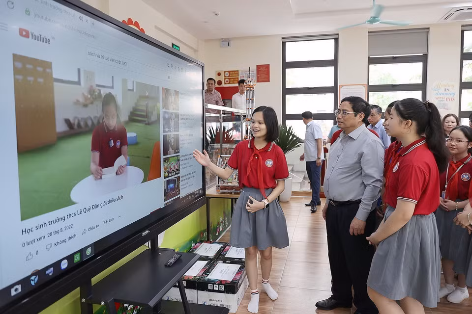 Thủ tướng Phạm Minh Chính thăm cơ sở vật chất cụm liên trường học thành phố Lào Cai. (Ảnh: Dương Giang/TTXVN)