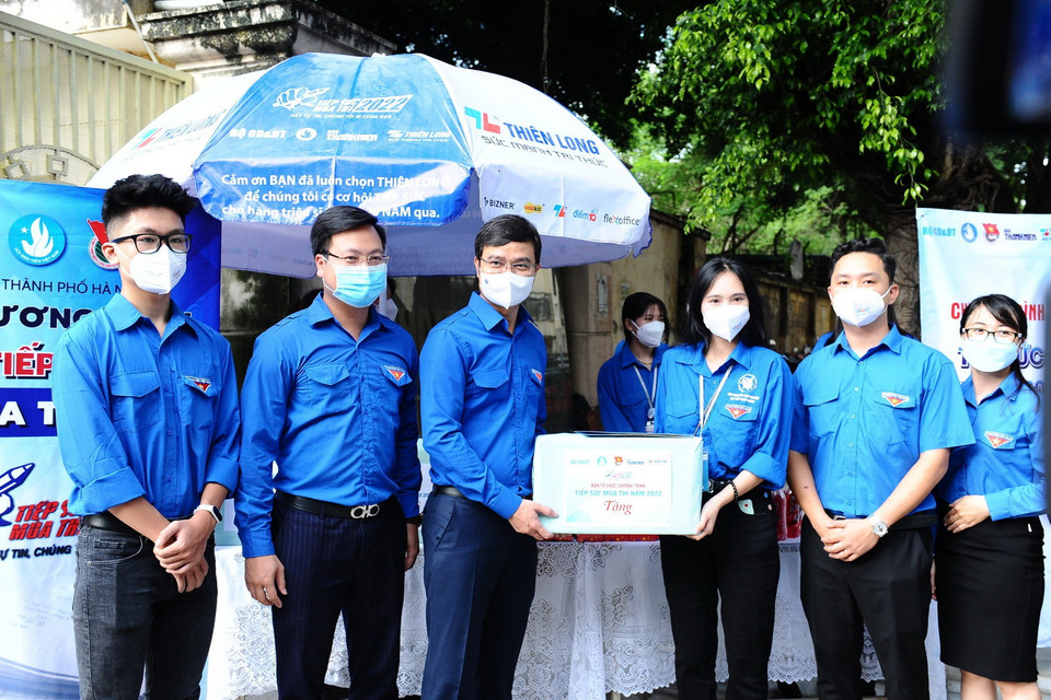  Bí thư Thường trực Trung ương Đoàn Bùi Quang Huy thăm hỏi và tặng quà cho tình nguyện viên tại điểm thi trường THPT Phạm Hồng Thái, phường Cống Vị, quận Ba Đình, thành phố Hà Nội. (Ảnh: Minh Đức/TTXVN)