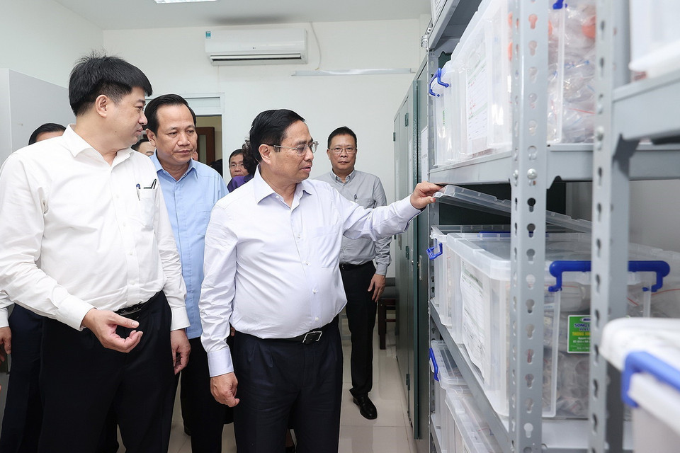 Thủ tướng xem quy trình bảo quản mẫu hài cốt. (Ảnh: Dương Giang/TTXVN)