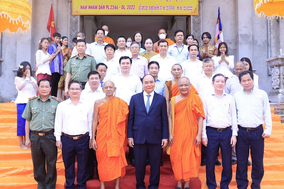 Chủ tịch nước Nguyễn Xuân Phúc cùng các đại biểu chụp ảnh chung với các vị chư tăng của Học viện Phật giáo Nam tông Khmer. (Ảnh: Thống Nhất/TTXVN)