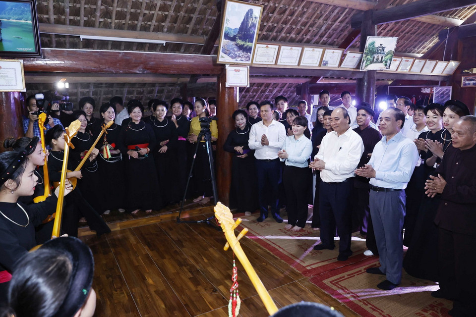 Chủ tịch nước Nguyễn Xuân Phúc thưởng thức một điệu hát Then của CLB hát Then thôn Tân Lập, xã Tân Trào, huyện Sơn Dương, tỉnh Tuyên Quang. (Ảnh: Thống Nhất/TTXVN)