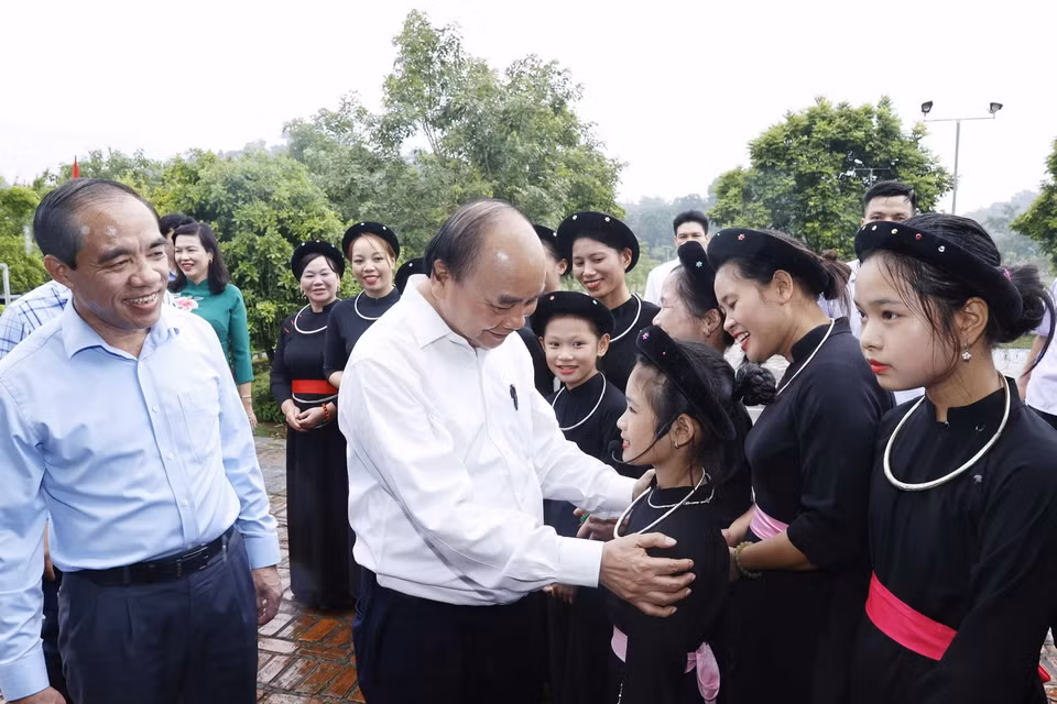 Chủ tịch nước Nguyễn Xuân Phúc nói chuyện với các thành viên Câu lạc bộ hát Then thôn Tân Lập, xã Tân Trào, huyện Sơn Dương, tỉnh Tuyên Quang. (Ảnh: Thống Nhất/TTXVN)