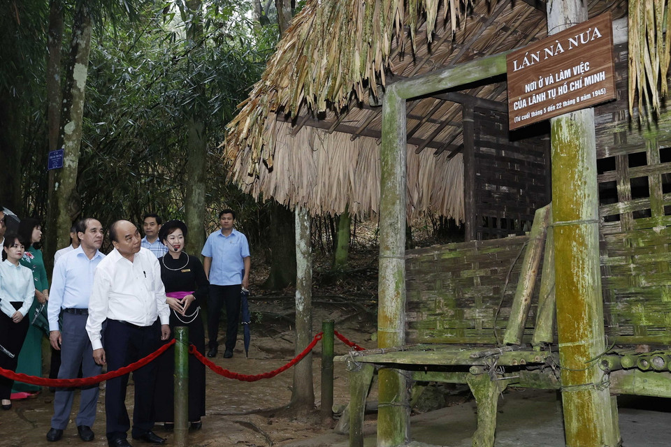 Chủ tịch nước Nguyễn Xuân Phúc tại Lán Nà Nưa trong Khu di tích lịch sử Quốc gia đặc biệt Tân Trào. (Ảnh: Thống Nhất/TTXVN)