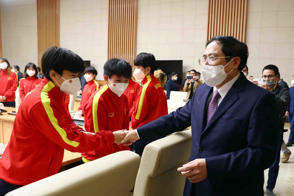 Thủ tướng Phạm Minh Chính bắt tay thân mật các cầu thủ Đội tuyển Bóng đá Nữ Việt Nam. (Ảnh: Phạm Kiên/TTXVN)