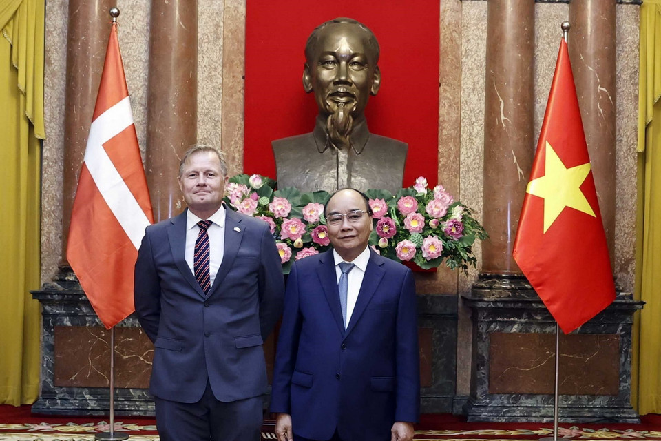 Chủ tịch nước Nguyễn Xuân Phúc và Đại sứ Vương quốc Đan Mạch Nicolai Prytz. (Ảnh: Thống Nhất/TTXVN) 