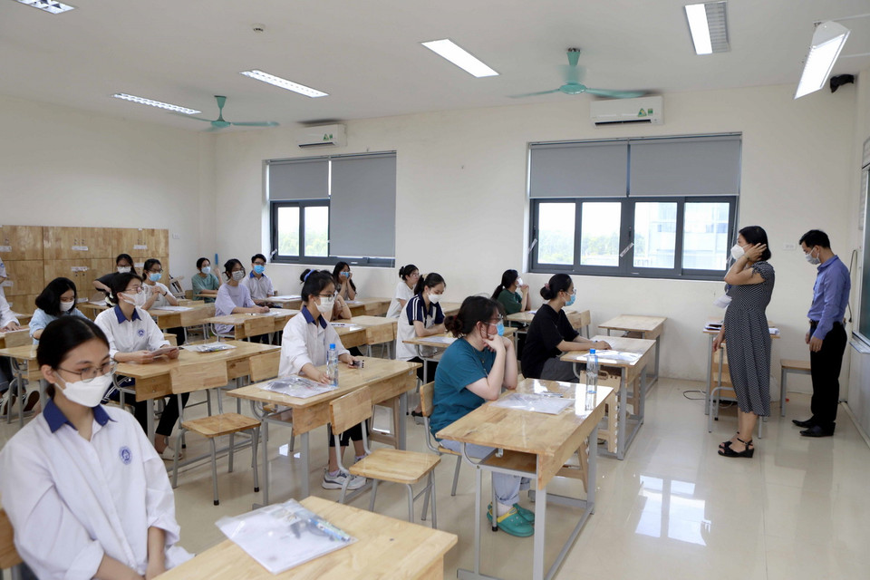  Các thí sinh tại điểm thi Trường THPT chuyên Vĩnh Phúc, thành phố Vĩnh Yên, tỉnh Vĩnh Phúc. (Ảnh: Hoàng Hùng/TTXVN)