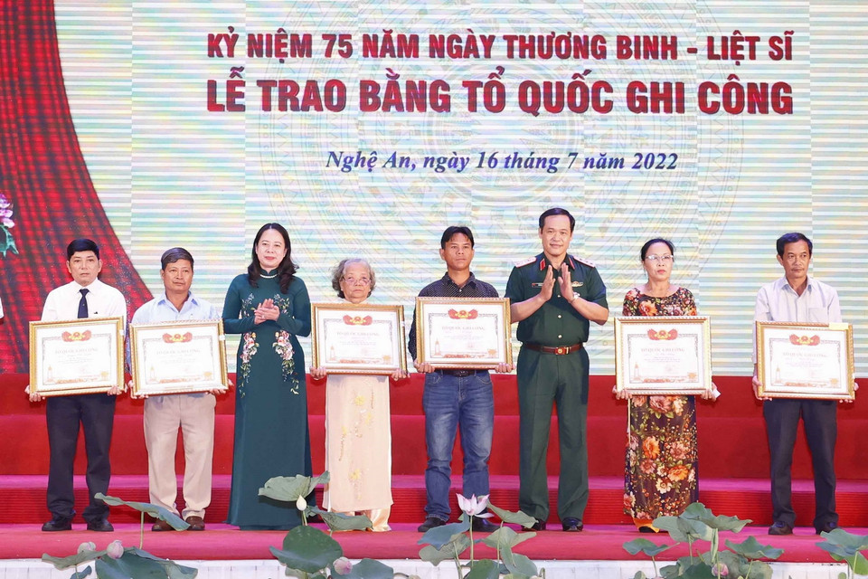 Phó Chủ tịch nước Võ Thị Ánh Xuân trao Bằng Tổ quốc ghi công cho thân nhân các gia đình liệt sĩ. Ảnh: Doãn Tấn - TTXVN