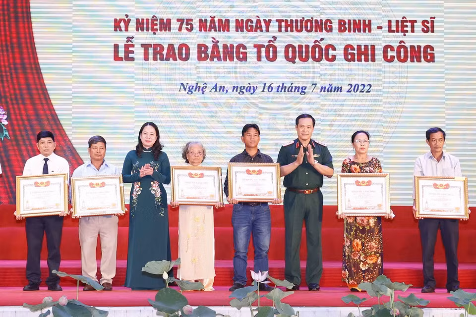 Phó Chủ tịch nước Võ Thị Ánh Xuân trao Bằng Tổ quốc ghi công cho thân nhân các gia đình liệt sĩ. Ảnh: Doãn Tấn - TTXVN