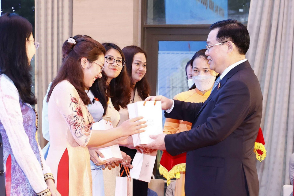 Chủ tịch Quốc hội Vương Đình Huệ tặng quà lưu niệm cho đại diện Nhóm Đại biểu Quốc hội Trẻ khóa XV. (Ảnh: Doãn Tấn/TTXVN)