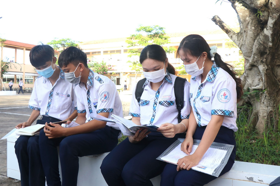 Các sỹ tử của tỉnh Bạc Liêu tranh thủ ôn bài trước giờ thi. (Ảnh: Chanh Đa/TTXVN)