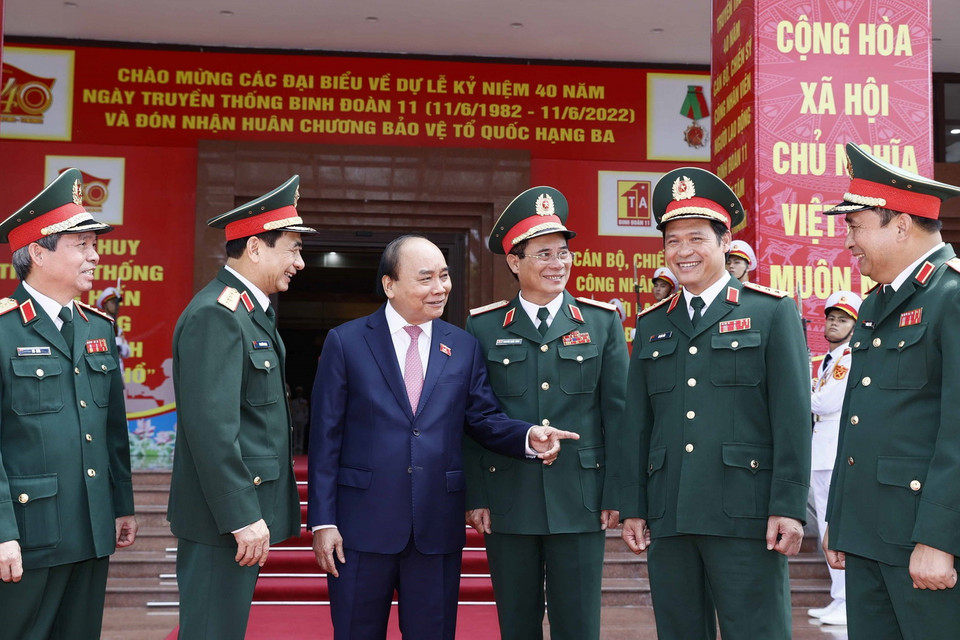 Chủ tịch nước Nguyễn Xuân Phúc nói chuyện thân mật lãnh đạo Bộ Quốc phòng và các sỹ quan chỉ huy của Binh đoàn 11. (Ảnh: Thống Nhất/TTXVN)