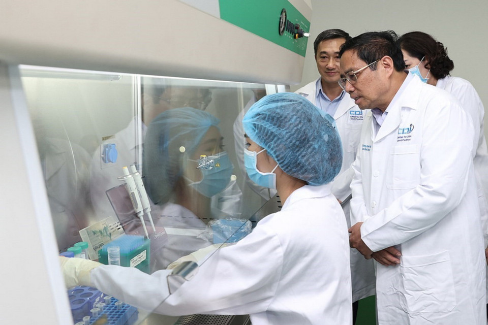 Thủ tướng xem quy trình bảo quản mẫu hài cốt liệt sỹ. (Ảnh: Dương Giang/TTXVN)