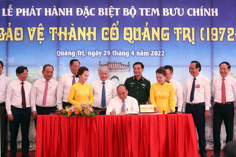 sáng 29/4, Chủ tịch nước Nguyễn Xuân Phúc ký phát hành đặc biệt bộ Tem bưu chính “50 năm bảo vệ Thành cổ Quảng Trị.” (Ảnh: Thống Nhất/TTXVN)