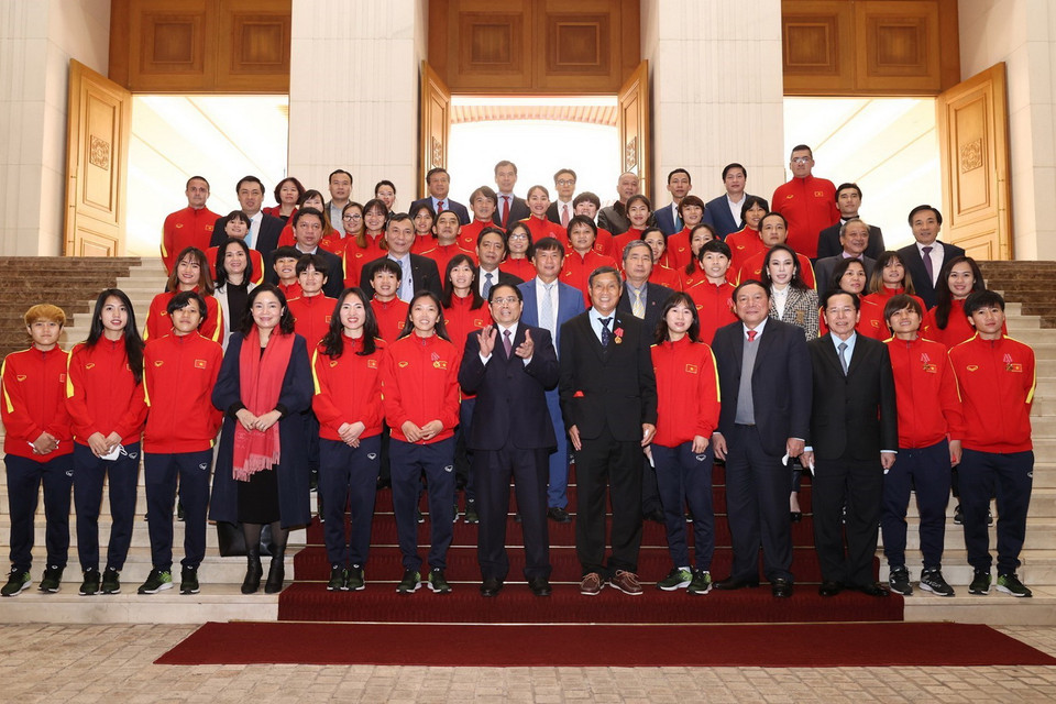  Thủ tướng Phạm Minh Chính chụp ảnh lưu niệm với Ban huấn luyện và Đội tuyển bóng đá nữ Việt Nam. (Ảnh: Dương Giang/TTXVN)