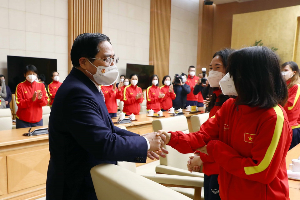 Chiều 10/2, Thủ tướng Phạm Minh Chính gặp Ban Huấn luyện và Đội tuyển Bóng đá Nữ Việt Nam. (Ảnh: Phạm Kiên/TTXVN)