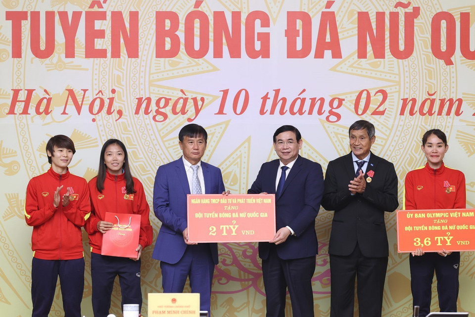  Đại diện Ngân hàng TMCP Đầu tư và Phát triển Việt Nam tặng biểu trưng số tiền 3 tỷ đồng cho Đội tuyển Bóng đá Nữ Quốc gia Việt Nam. (Ảnh: Dương Giang/TTXVN)