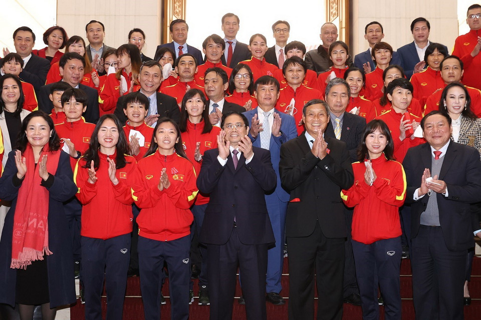  Thủ tướng Phạm Minh Chính với Ban huấn luyện và Đội tuyển Bóng đá Nữ Việt Nam. (Ảnh: Dương Giang/TTXVN)