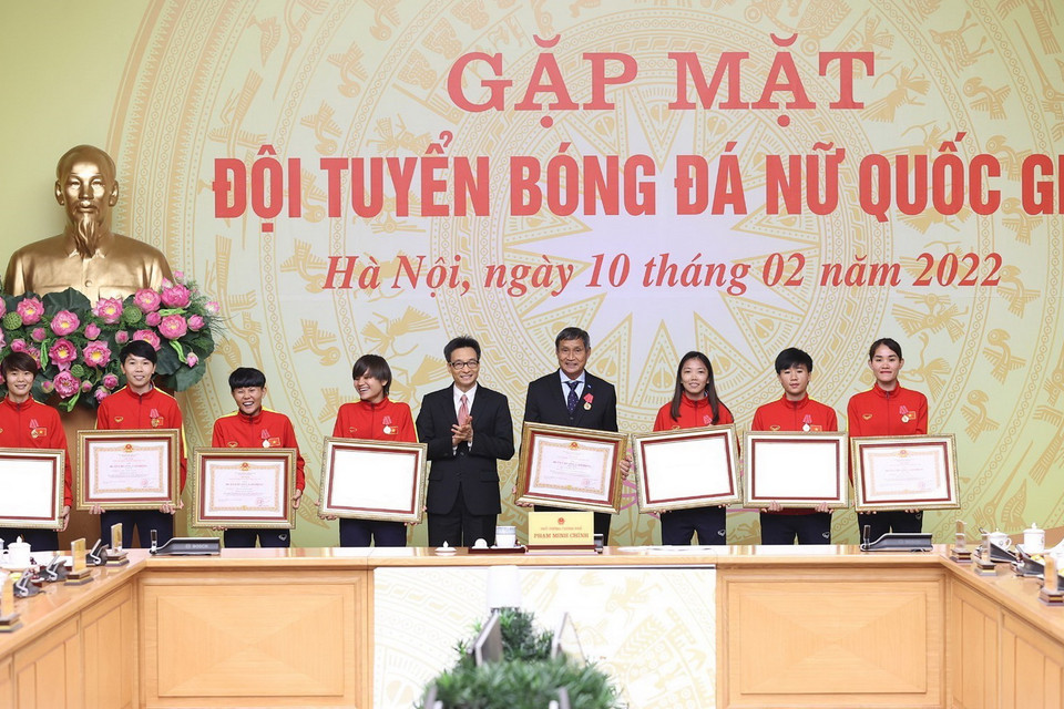  Phó Thủ tướng Vũ Đức Đam trao Huân chương Lao động hạng Nhất cho ông Mai Đức Chung, huấn luyện viên trưởng và Huân chương Lao động hạng Nhì, hạng Ba cho các cầu thủ Đội tuyển Bóng đá Nữ Việt Nam. (Ảnh: Dương Giang/TTXVN)