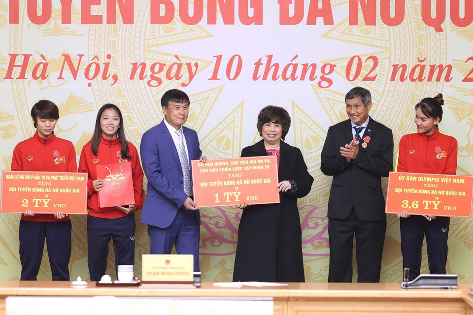  Bà Thái Hương, Chủ tịch Hội nữ doanh nhân Việt Nam, Chủ tịch Hội đồng chiến lược Tập đoàn TH tặng biểu trưng số tiền 1 tỷ đồng cho Đội tuyển Bóng đá Nữ Quốc gia Việt Nam. (Ảnh: Dương Giang/TTXVN)