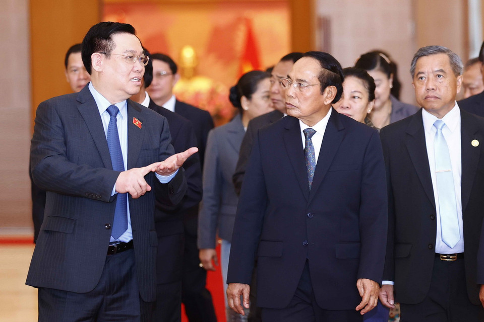 Chủ tịch Quốc hội Vương Đình Huệ trao đổi với Thường trực Ban Bí thư Lào Bounthong Chitmany. (Ảnh: Doãn Tấn/TTXVN)