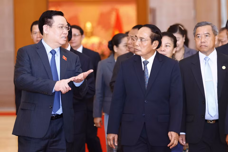 Chủ tịch Quốc hội Vương Đình Huệ trao đổi với Thường trực Ban Bí thư Lào Bounthong Chitmany. (Ảnh: Doãn Tấn/TTXVN)