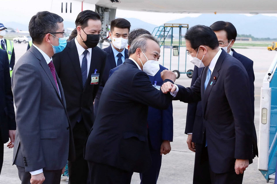 Lễ đón Thủ tướng Nhật Bản Kishida Fumio tại sân bay Quốc tế Nội Bà, Hà Nội. (Ảnh: Phạm Kiên/TTXVN)